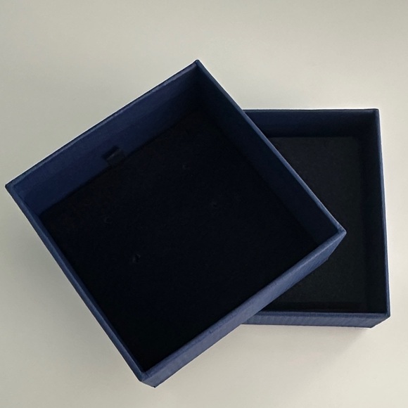 Swarovski Gift Box for Earrings - Picture 4 of 7